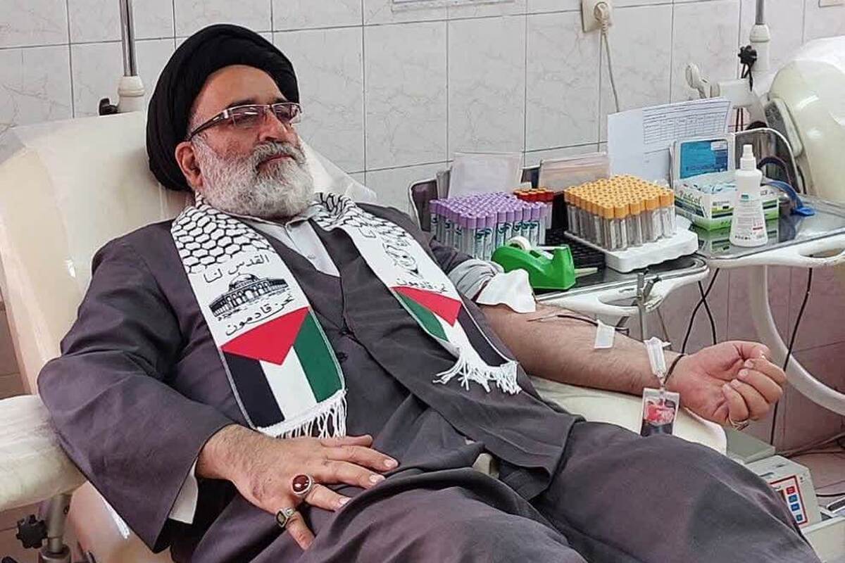 اهدای خون توسط معاون شورای هماهنگی تبلیغات اسلامی در حمایت از مردم غزه