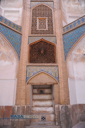 در هشتی های مدرسه علمیه تاریخی حضرت امام صادق(ع) (مدرسه چهارباغ اصفهان) از ترکیب زیبای آجر نما و کاشی استفادهع شده است.