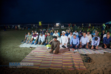تبلیغ طلاب جوان در ساحل دریا | برگزاری نماز جماعت؛ بابلسر