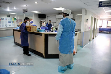 هدیه طلبه‌های جهادی به بیماران و کادر درمانی قم