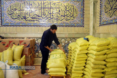 آماده سازی بسته‌های کمک معیشتی حضرت آیت الله مکارم شیرازی