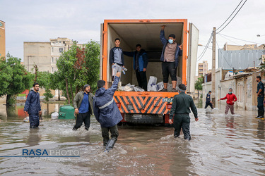 امداد رسانی نیرو‌های مردمی و بسیج در مناطق سیل زده اهواز