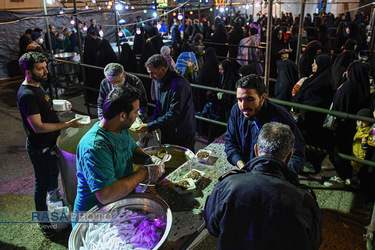 اطعام مهدوی زائران جمکران در ماه مبارک رمضان
