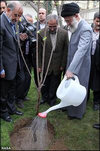 کاشت نهال در هفته درختکاري توسط رهبر انقلاب