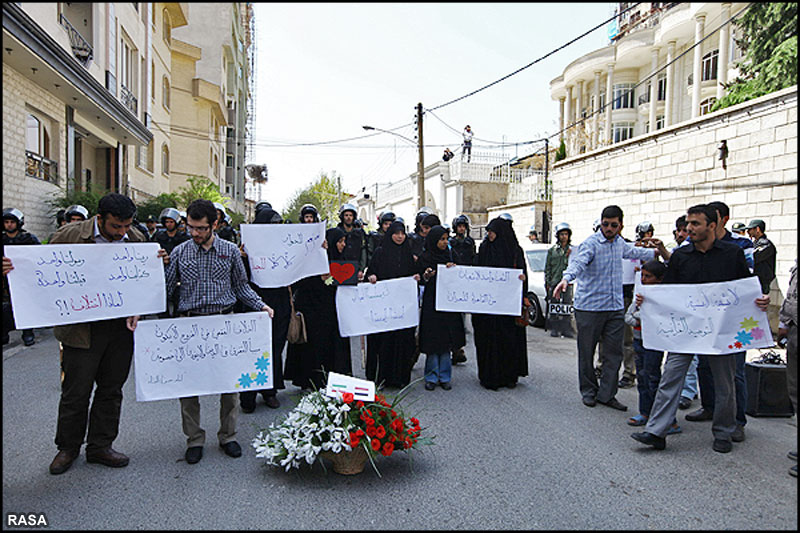 تجمع دانشجويان مقابل سفارت مصر