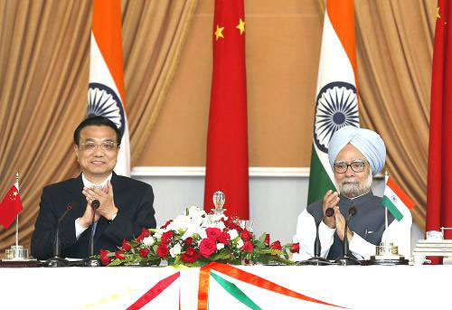 مان موهان سينگ(نخست وزير هند) و لي که‌کيانگ (نخست وزير چين)