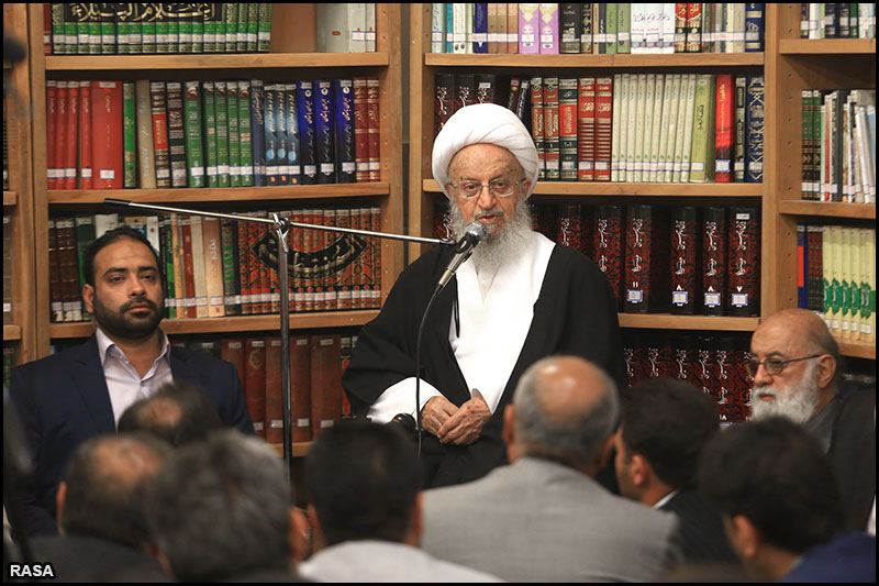 Makarem-Shirazi speaks to members of the Council of the Provinces