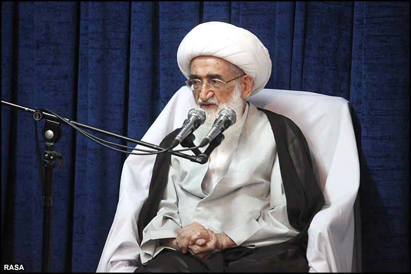 Ayatollah Nouri-Hamadani meets with Revolutionary Guards
