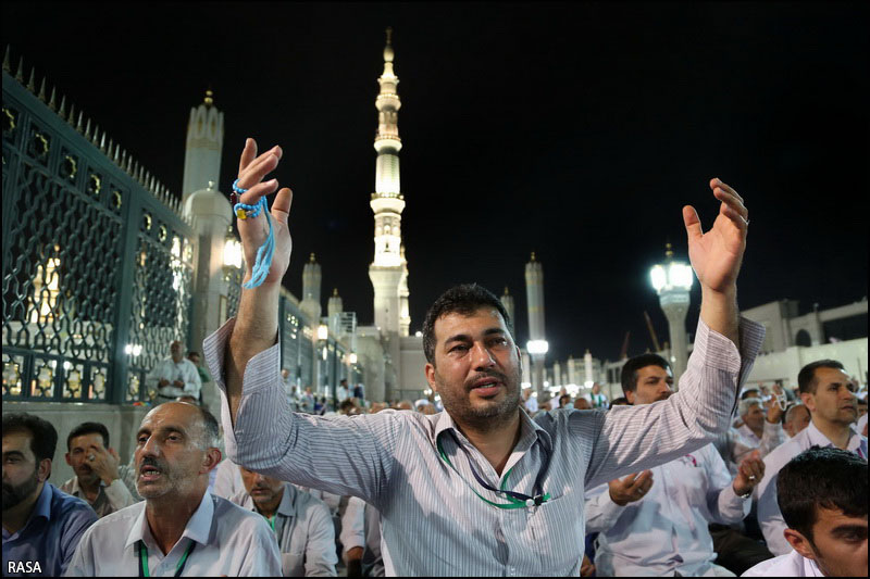 Iranians reciting the "Komeil" Supplication in the holy city of Meddina