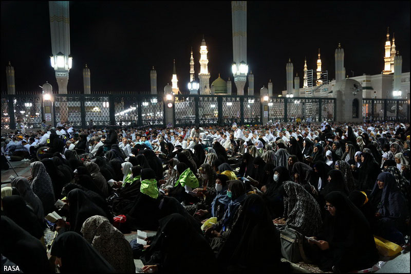 Iranians reciting the "Komeil" Supplication in the holy city of Meddina