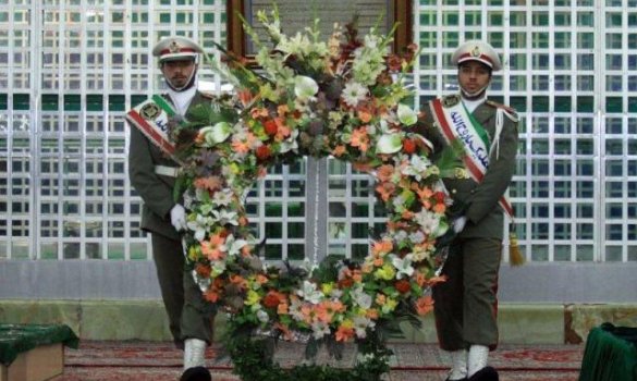 Iranian army soldiers paying tribute to late Imam Khomeini
