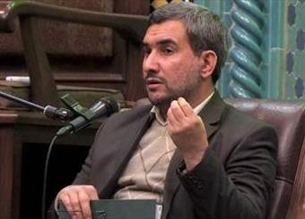 عالمى که به غیر علمش عمل کند نادان است