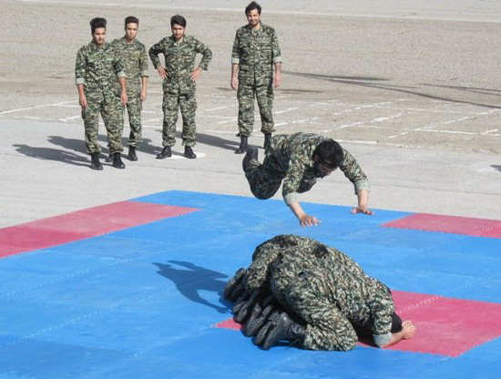 مراسم صبحگاه مشترک نيروهاي مسلح استان مرکزي که در پادگان امام علي(ع) اراک 