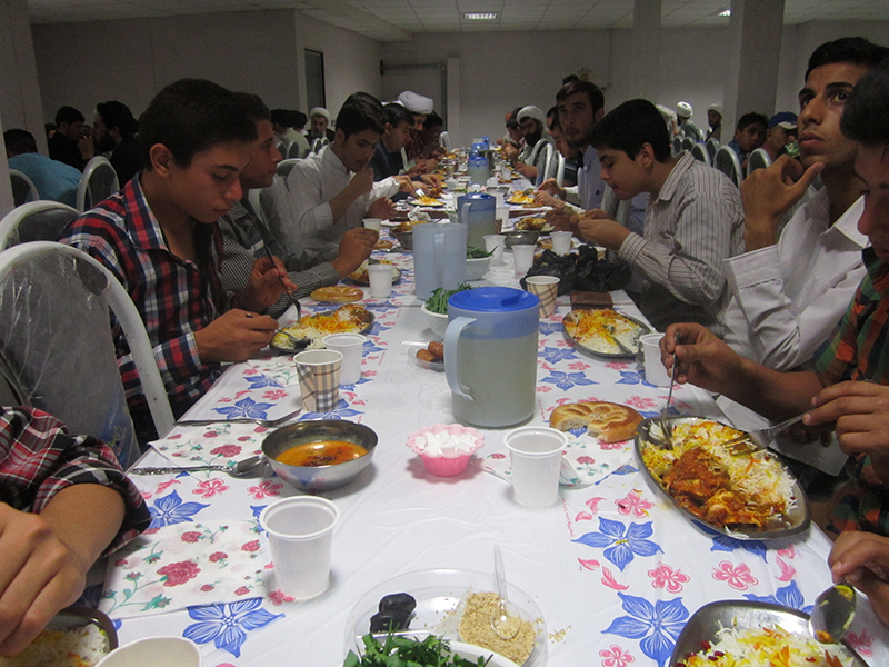 افطاري مشترک دانش آموزان نخبه و طلاب مدرسه امام حسين (ع) مراغه