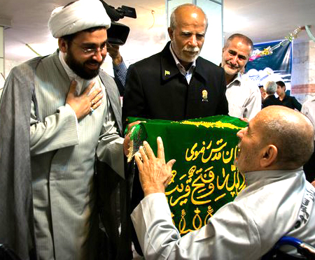خدام حرم رضوي از بيماران بيمارستان هاي اراک عيادت کردند