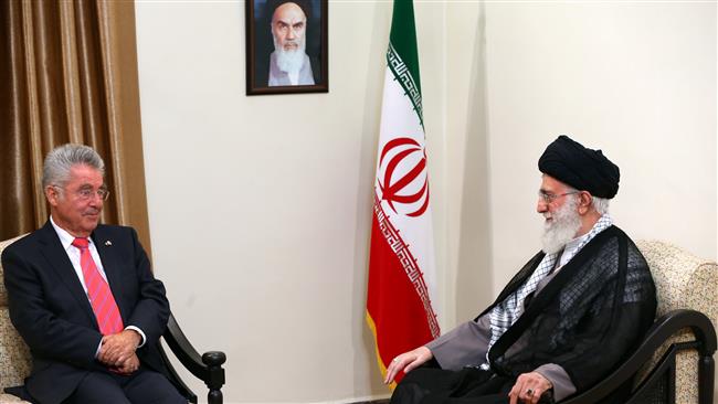  Ayatollah Seyyed Ali Khamenei (R) receives visiting Austrian President Heinz Fischer 