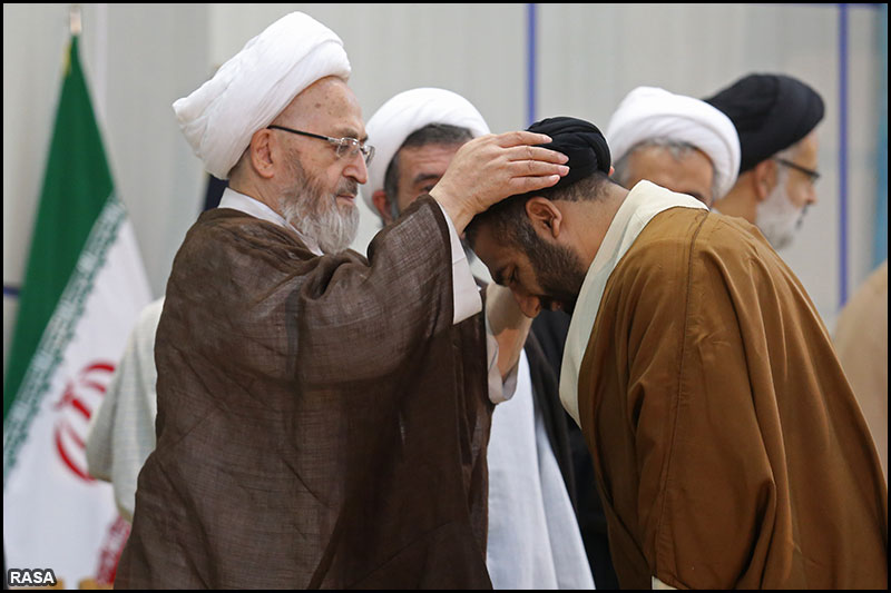 Ayatollah Sobhani leading turban ceremony at al-Mustafa International University