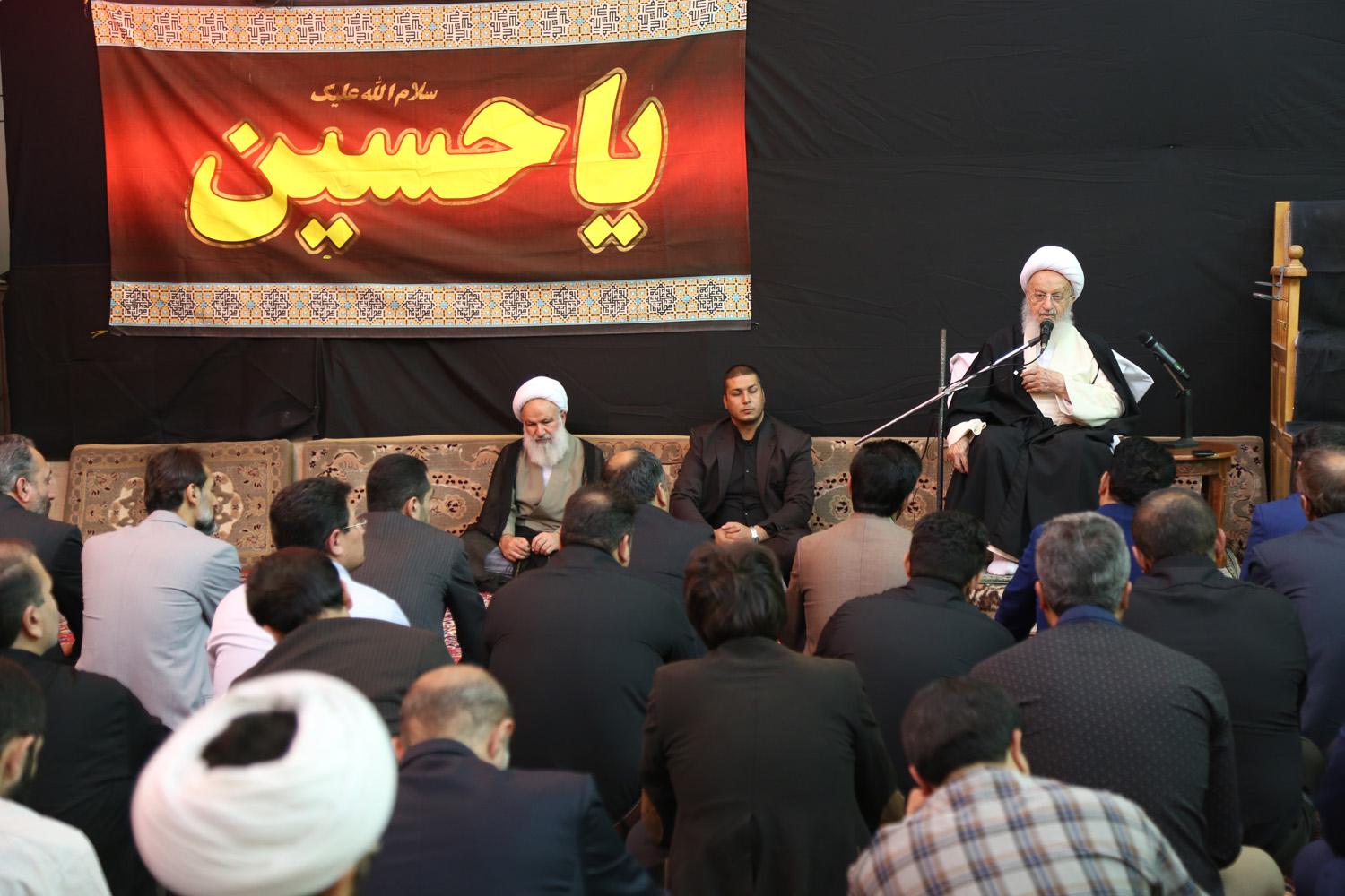 Ayatollah Makarem-Shirazi with martyrs