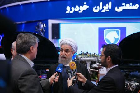 روحاني در حاشيه رونمايي از دستاوردهاي جديد خودروسازي کشور