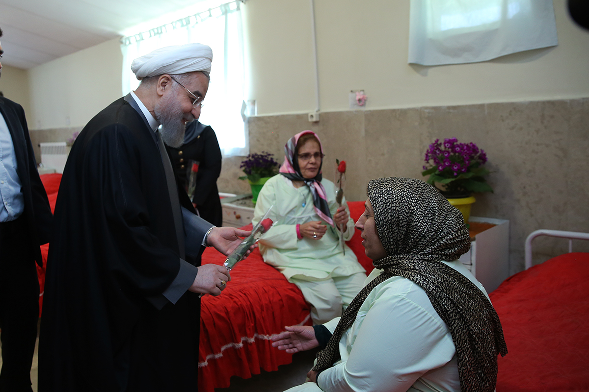 ديدار عيدانه دكتر روحاني با سالمندان و معلولين مركز خيريه كامراني شهرقدس