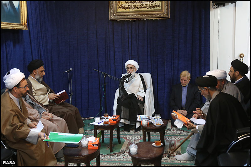 Ayatollah Nouri-Hamadani meets with officials from the Islamic Seminary of Qom 