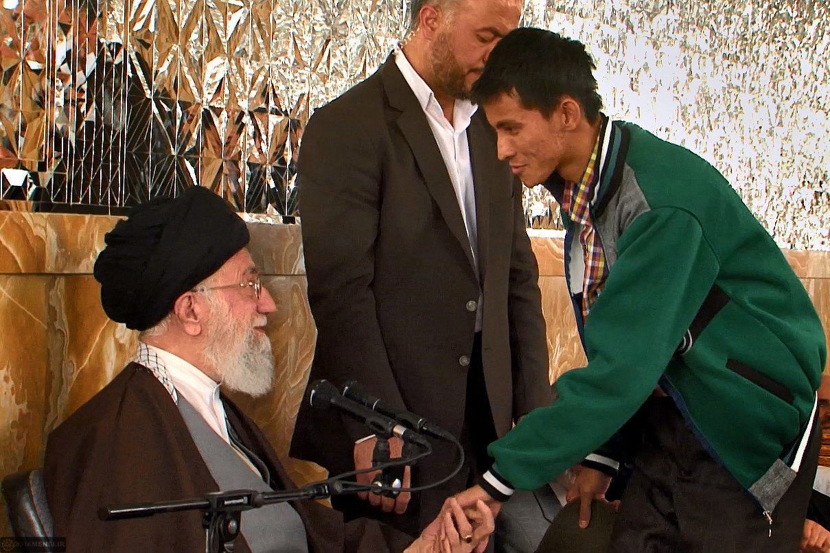 Ayatollah Khamenei meets with families of 