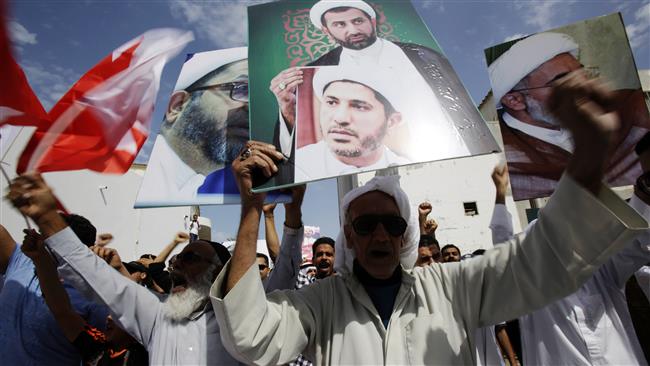 Bahraini men shout anti-regime slogans and hold up pictures of Shia clerics during a protest after Friday prayers in Diraz, Bahrain, February ۲۶, ۲۰۱۶.