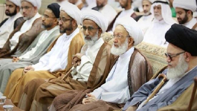 Bahrain’s leading Shi’a cleric Ayatollah Shaykh Isa Ahmad Qasem (۲nd-R)