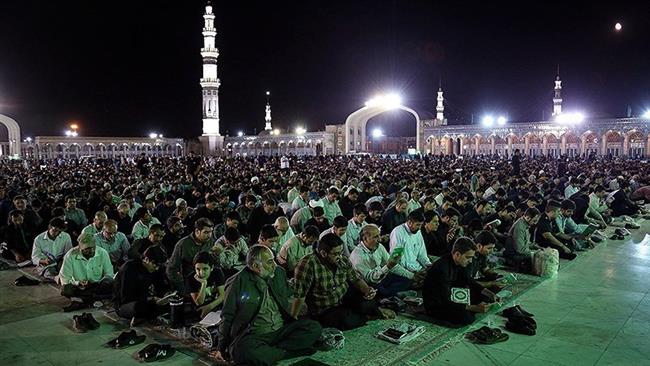 Iranian Muslims pray during the Laylat al-Qadr (the Night of Destiny) at the holy Jamkaran Mosque near the city of Qom, central Iran, June ۲۳, ۲۰۱۶.