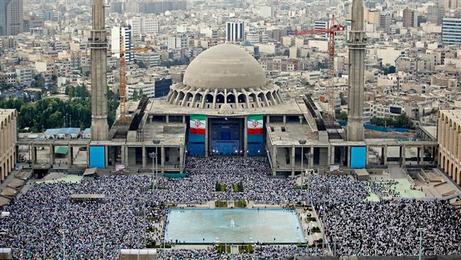 A general view of the Imam Khomeini Grand Prayer Grounds (Mosalla) packed with people in the Iranian capital, Tehran, July ۶, ۲۰۱۶