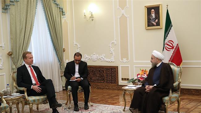 Hassan Rouhani (R) meets with Norwegian Foreign Minister Borge Brende