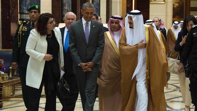 US President Barack Obama (C) speaks with King Salman bin Abdulaziz Al-Saud of Saudi Arabia (R) at Erga Palace in Riyadh