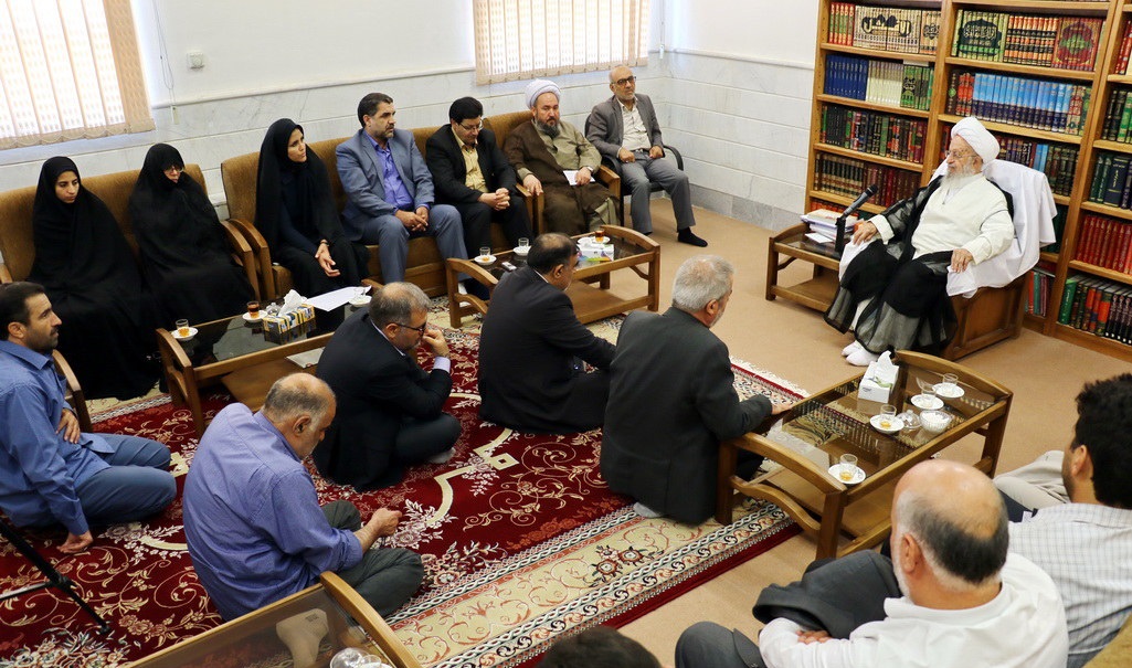 Ayatollah Makarem-Shirazi in meeting with officials from Bijar County