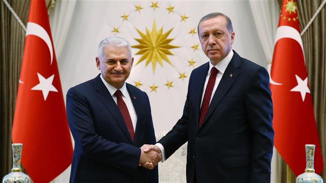 Turkish President Recep Tayyip Erdogan (R) and Turkish Prime Minister Binali Yildirim