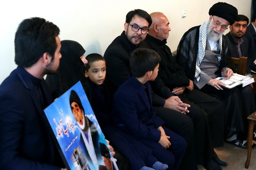 Ayatollah Khamenei meets with family of Iranian martyr 