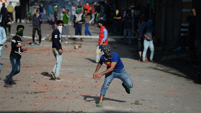 Kashmiri protesters throw stones at Indian security forces in Srinagar on August 29, 2016. (AFP photo)
