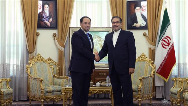 Secretary of Iran’s Supreme National Security Council Ali Shamkhani (R) shakes hands with Afghanistan’s Foreign Minister Salahuddin Rabbani in Tehran on August 29, 2016. © IRNA
