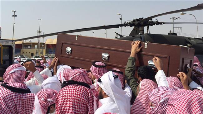 Saudi Arabians carry the body of Saudi soldier Waze’ al-Dilafe’, who was killed in retaliatory Yemeni attacks in the border region of Asir in southwestern Saudi Arabia, September 5, 2016.
