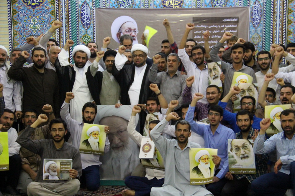 Seminarians demonstrate in support of Shaykh Isa Qasim at Qom’s Feyziyeh Seminary