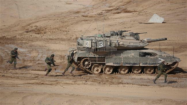 Israeli soldiers run next to a tank in the Negev desert on June 7, 2016. ©AFP