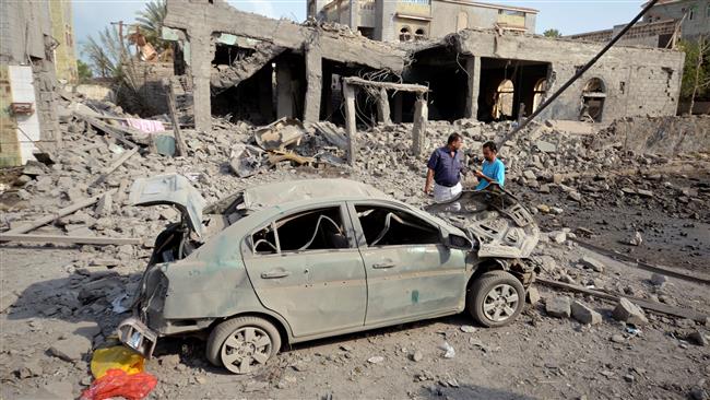 People stand at the site of a Saudi airstrike in the Red Sea port city of Hudaydah, Yemen, on September 5, 2016. ©Reuters