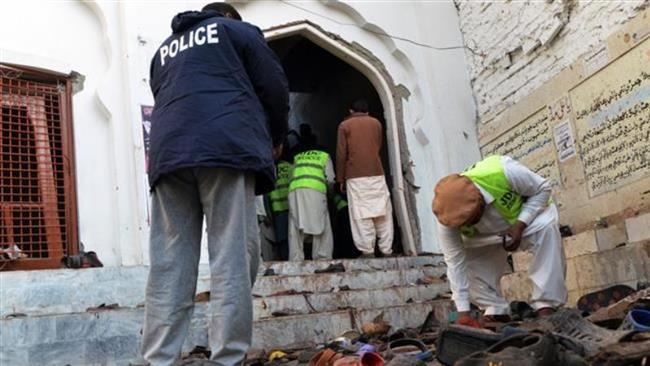 Police and volunteers gather evidence following a bomb attack at a Shia mosque in Shikarpur in Sindh province, Pakistan, January 30, 2015. (AFP)
