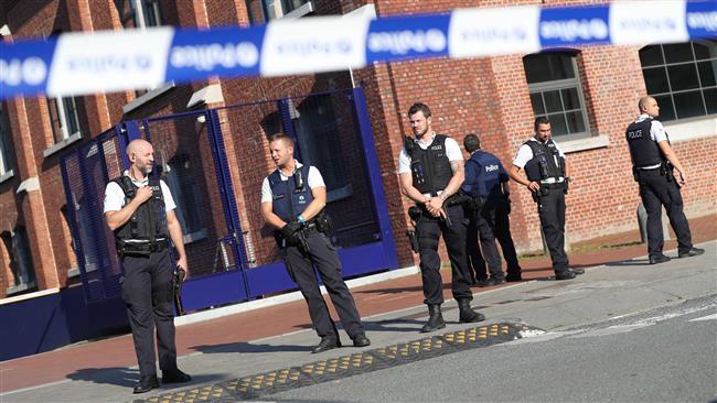 Police stand as they secure the area around a police building in the southern Belgian city of Charleroi following a machete attack on August 6, 2016. (Photo by AFP)
