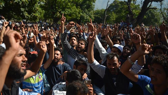 Mourners chant slogans near the body of Nasir Shafi, 11, during his funeral in Srinagar, Indian-controlled Kashmir, September 17, 2016. (Photo by AFP)
