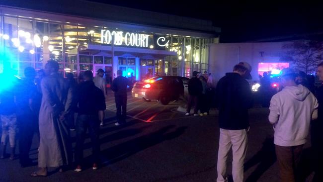 People standing outside the scene of a stabbing at the Crossroads Center mall in St. Cloud, Minnesota, September 17, 2016. (AFP photo)
