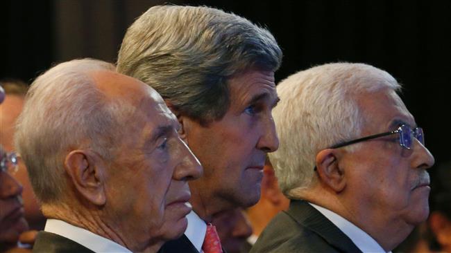 This May 26, 2013 file photo shows US Secretary of State John Kerry (C) with the then Israeli president, Shimon Peres (L), and Palestinian Authority President Mahmud Abbas at an economic forum in Jordan. (By AFP)