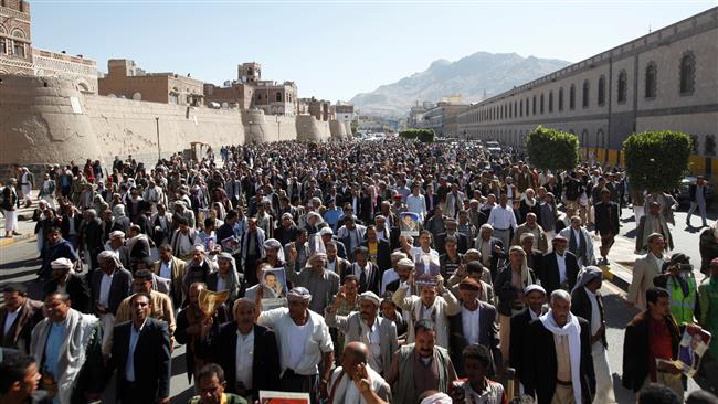 Yemeni mourners take part in the funeral of Abdul Qader Helal, the mayor of Sana’a, who was killed by a Saudi strike, October 10, 2016. (Photo by Reuters)
