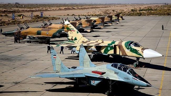 A picture taken on October 17, 2016 shows military personnel preparing for the Devotees of the Velayat Sanctuary 6 drills by Iran’s Air Force in the central province of Isfahan.