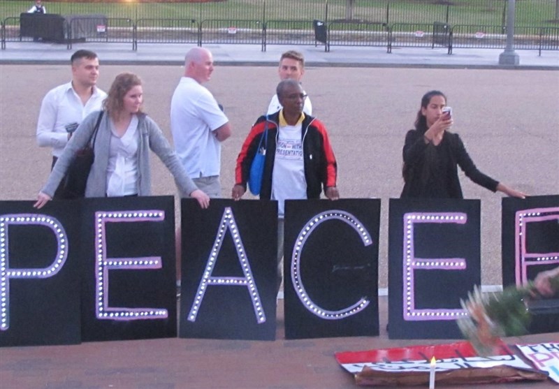 A number of American activists gathered in front of the White House on Monday to express sympathy with victims of a recent deadly Saudi attack on a funeral ceremony in Yemen.