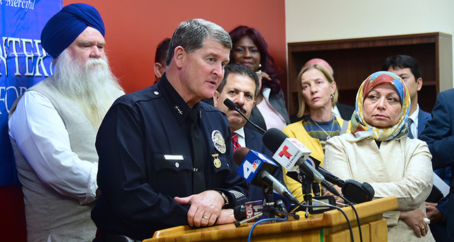 Officer Michael Downing of the LAPD addresses the media following the arrest of a California man in connection with threats he made against the Islamic Center of Southern California, LA, Oct. 25, 2016. (AFP Photo)
